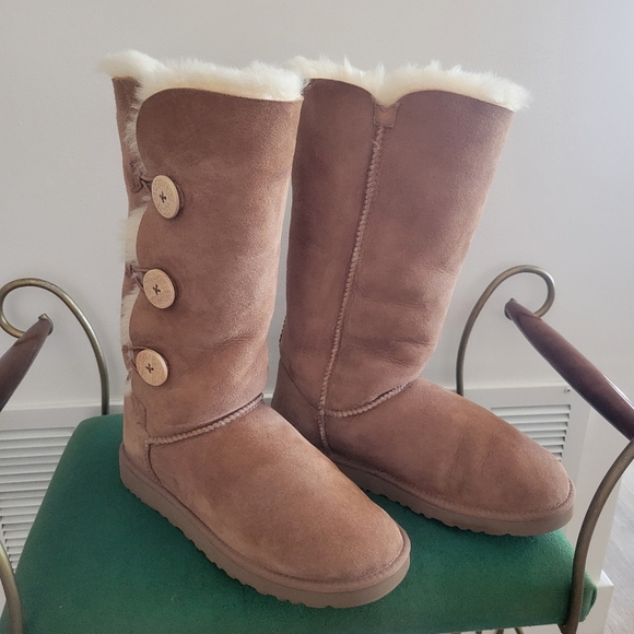 UGG Shoes - Uggs Women Bailey Button Triplet. Size 10